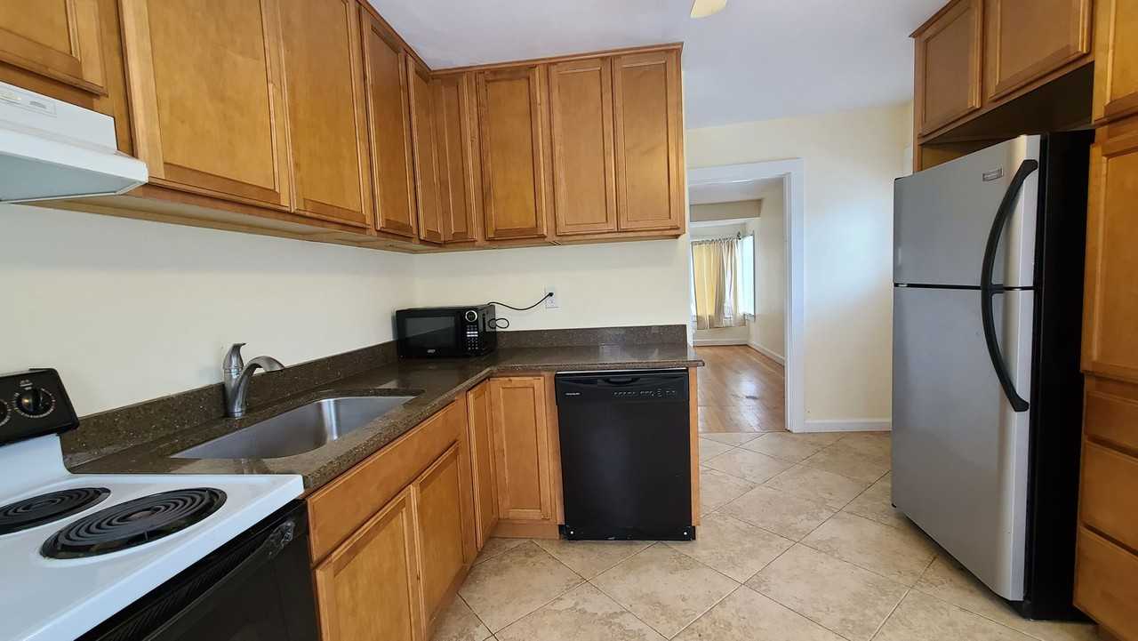 406 E French Broad St - Photo 5 of 11