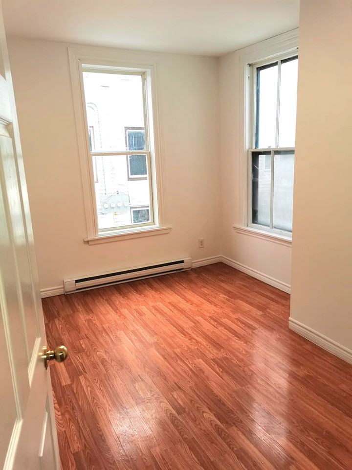 314 Princess St #1 - Photo 4 of 10