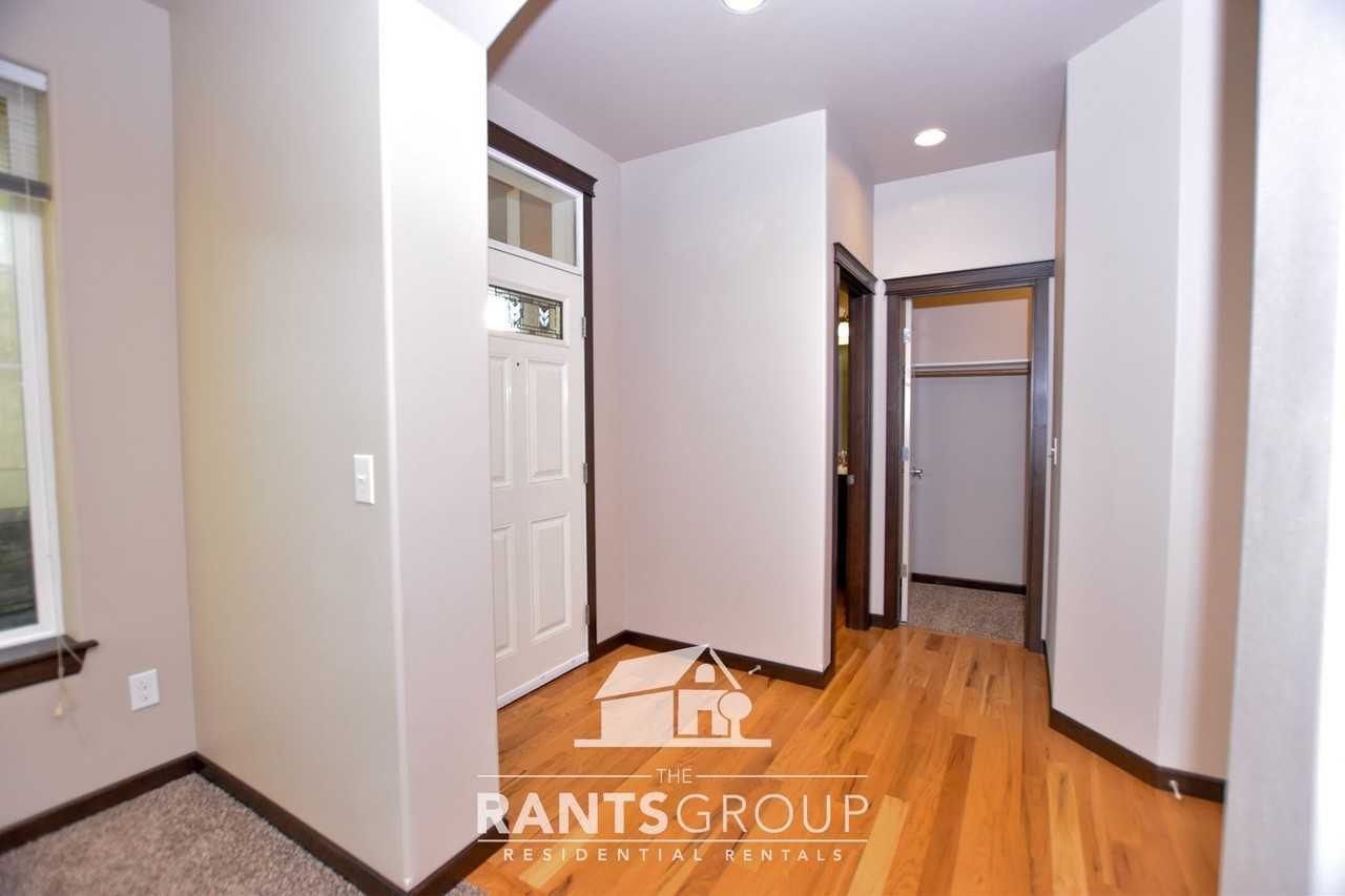 4726 46th Ave Se - Photo 3 of 28