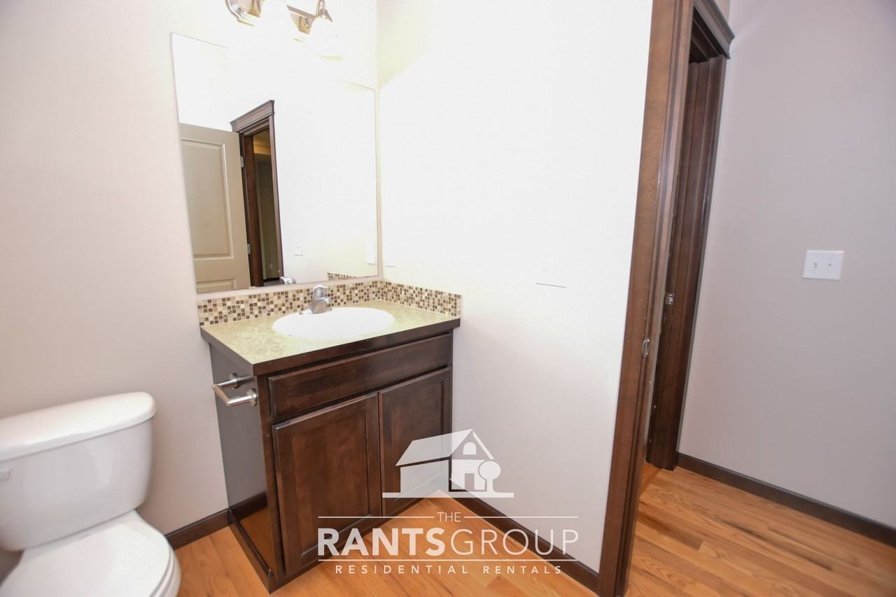 4726 46th Ave Se - Photo 5 of 28