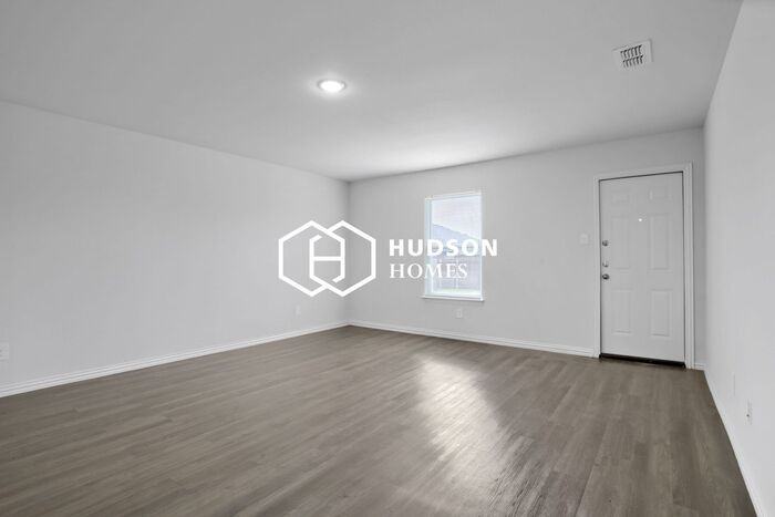 2708 William St - Photo 3 of 13