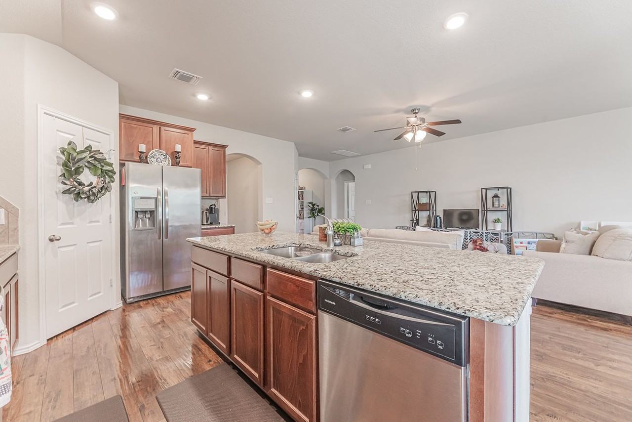 207 Christopher Dr - Photo 3 of 31