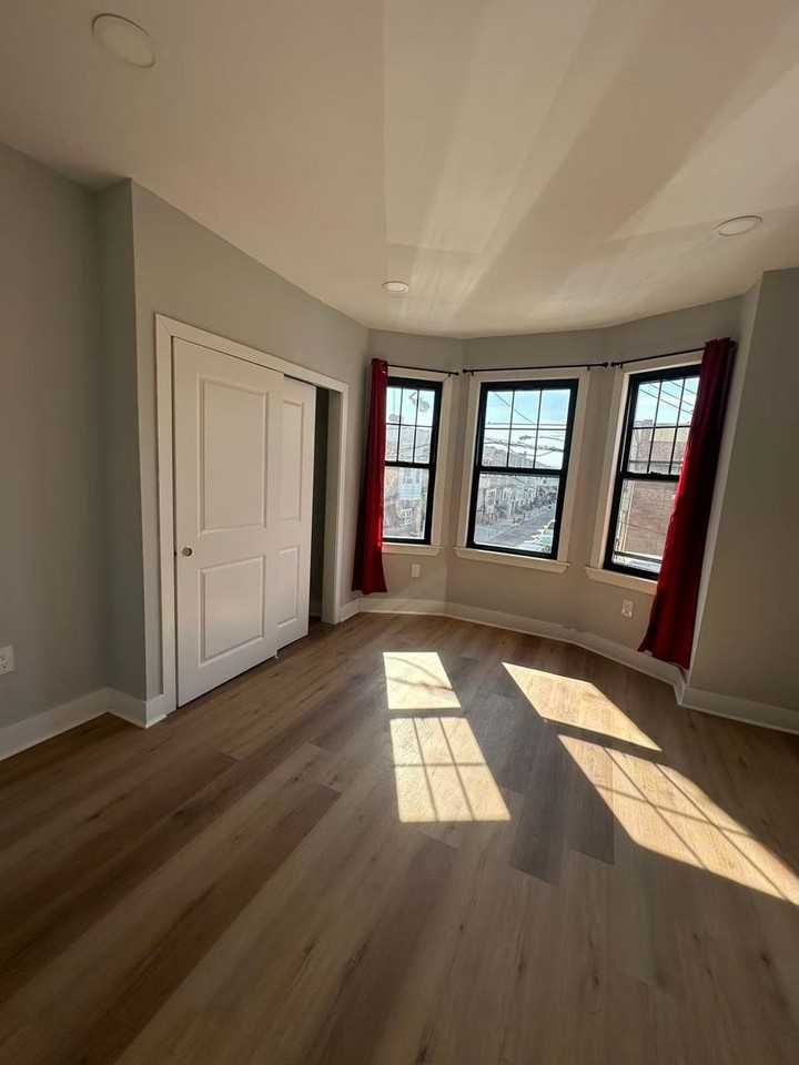 2241 Jackson St - Photo 7 of 21