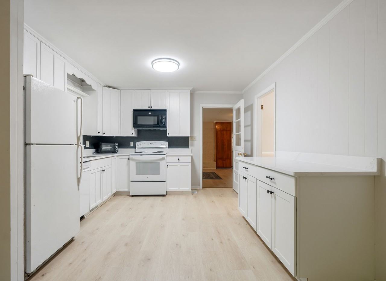 705 Shadylawn Rd - Photo 4 of 26