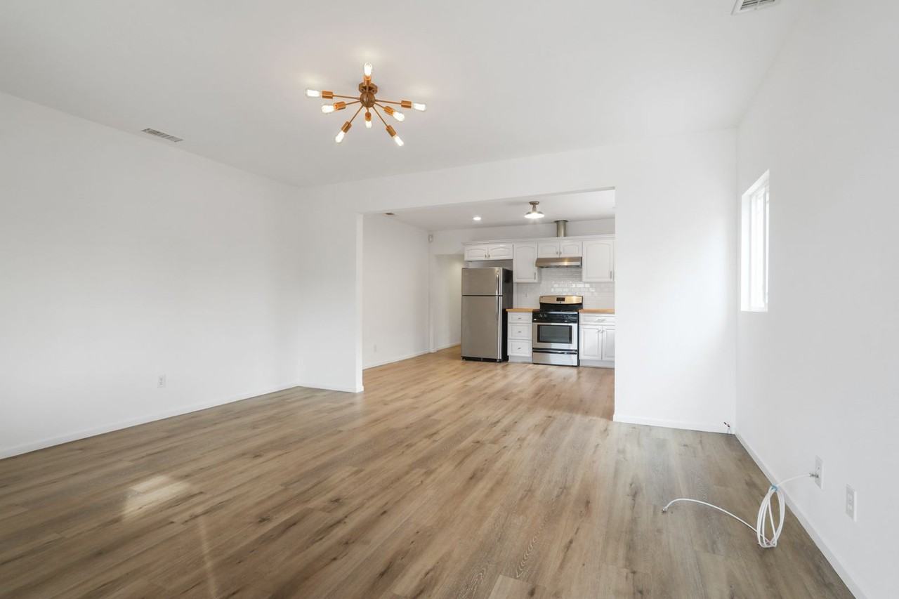 2433 Houston St - Photo 3 of 15