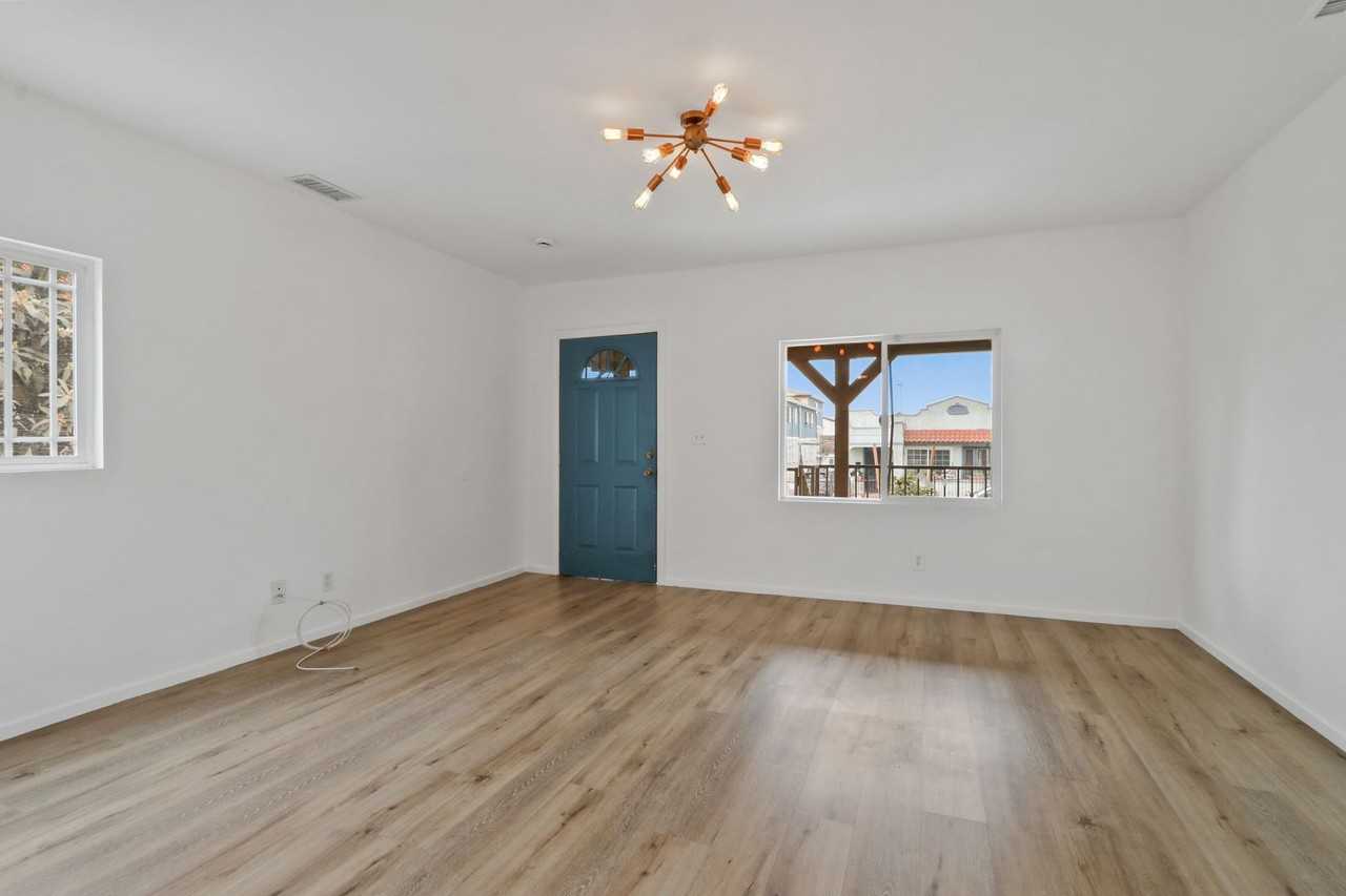 2433 Houston St - Photo 4 of 15