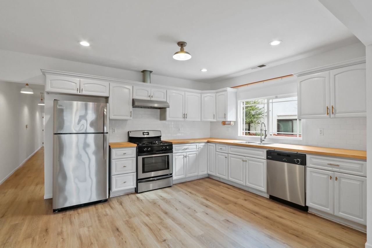 2433 Houston St - Photo 5 of 15