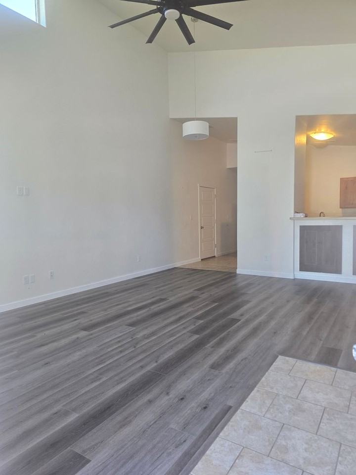 388 Blue River Dr - Photo 3 of 21