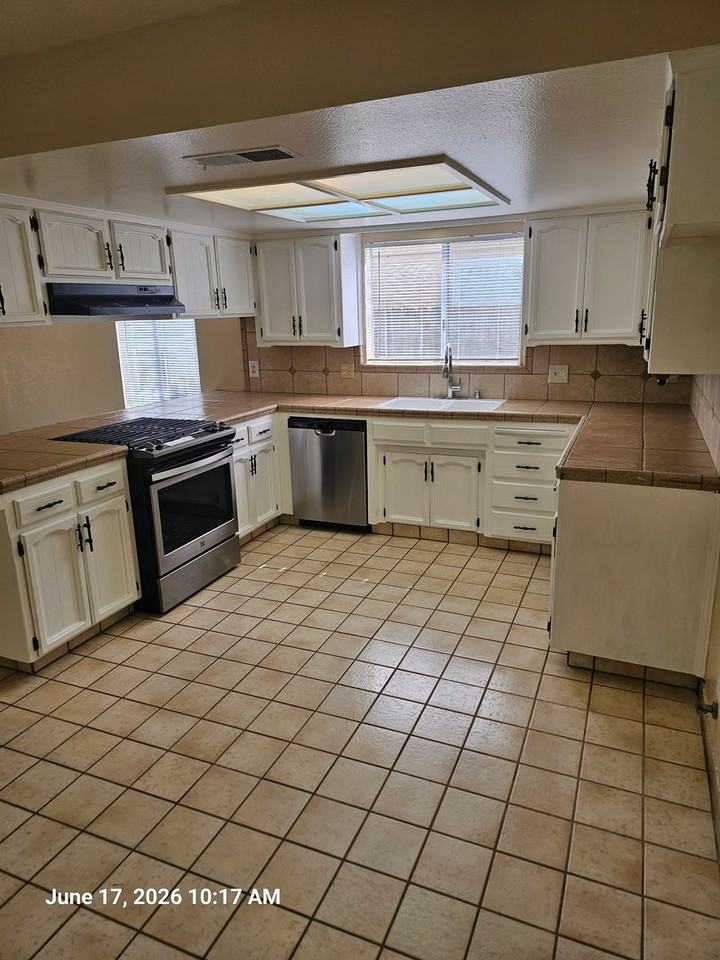 1784 Ben Franklin Ave - Photo 5 of 10