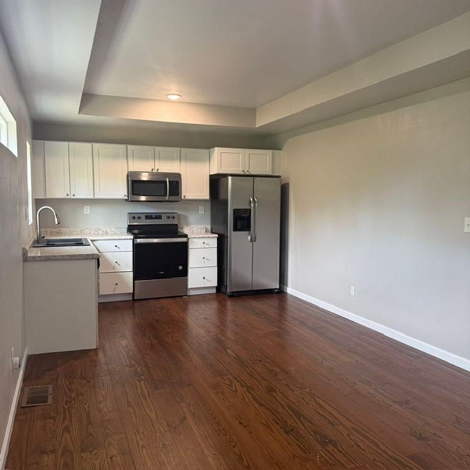 758 Parklawn Cir - Photo 3 of 8