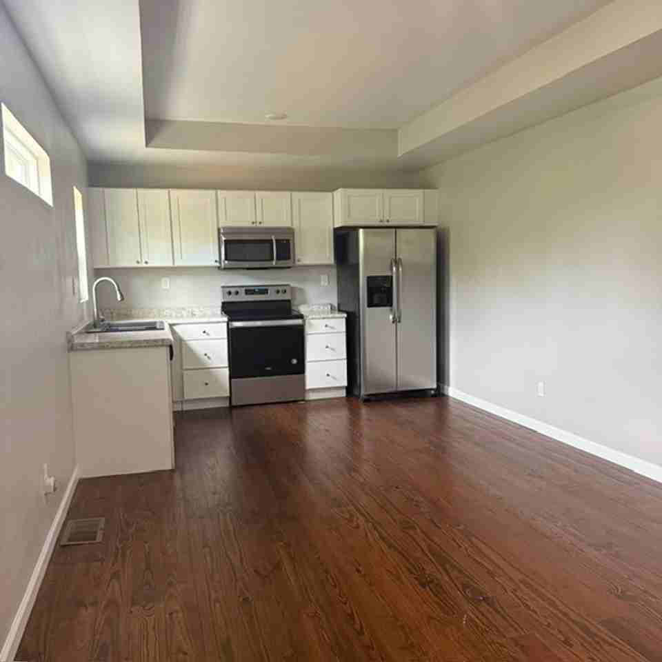758 Parklawn Cir - Photo 4 of 8