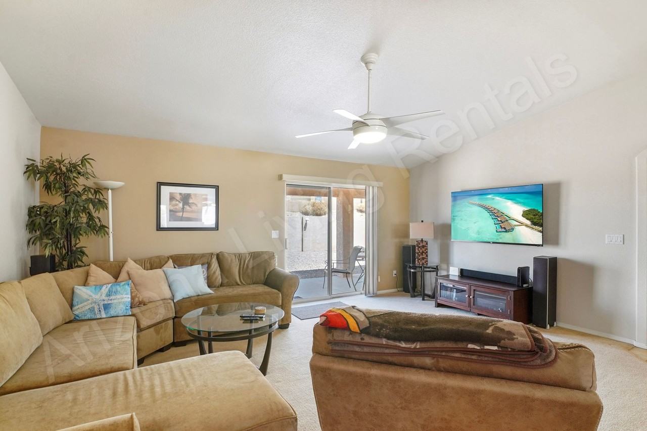 2665 Daytona Ave - Photo 4 of 26