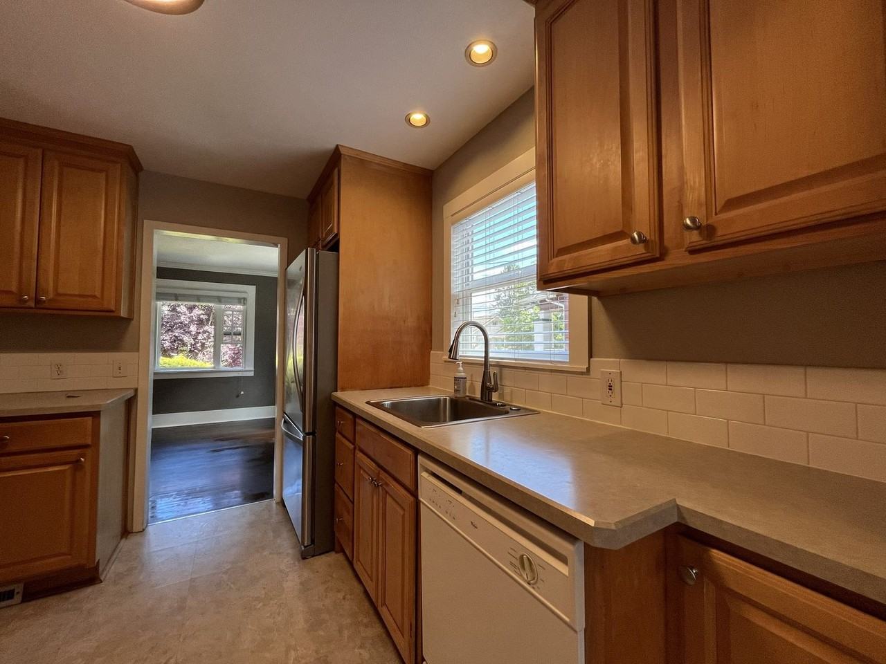 3355 Ne 73rd Ave - Photo 7 of 34