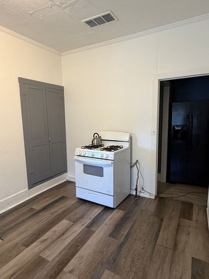 1348 W Kirby Pl - Photo 4 of 7