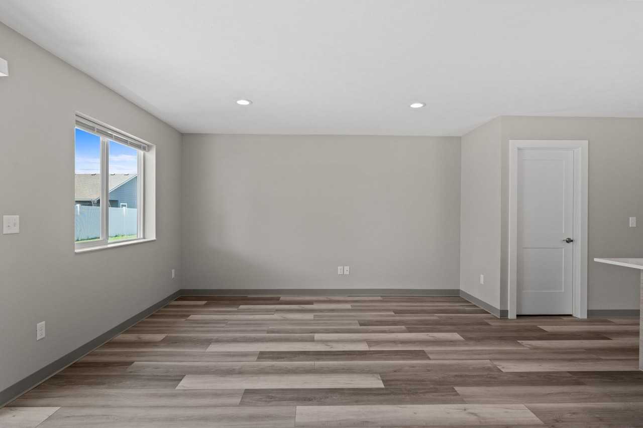 1623 N Selkirk Rd - Photo 5 of 32