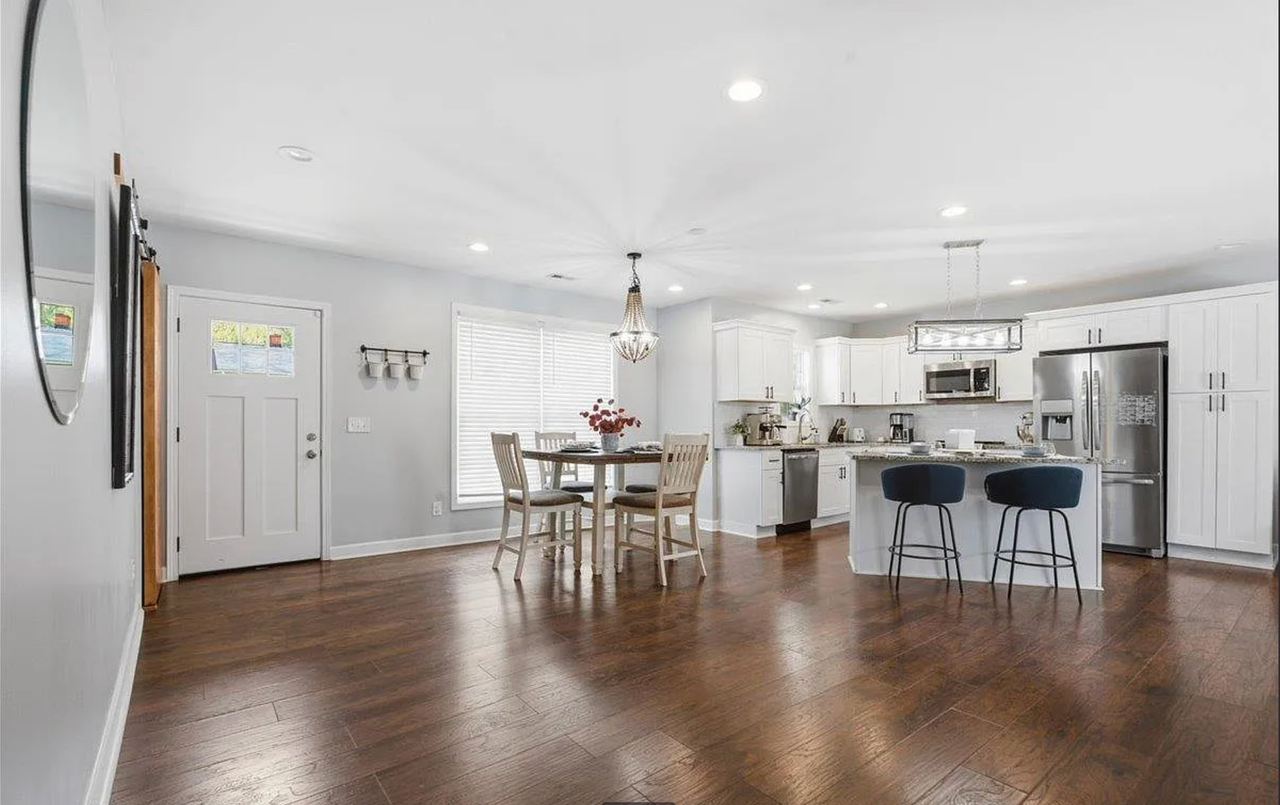 833 N Franklin Rd - Photo 3 of 16