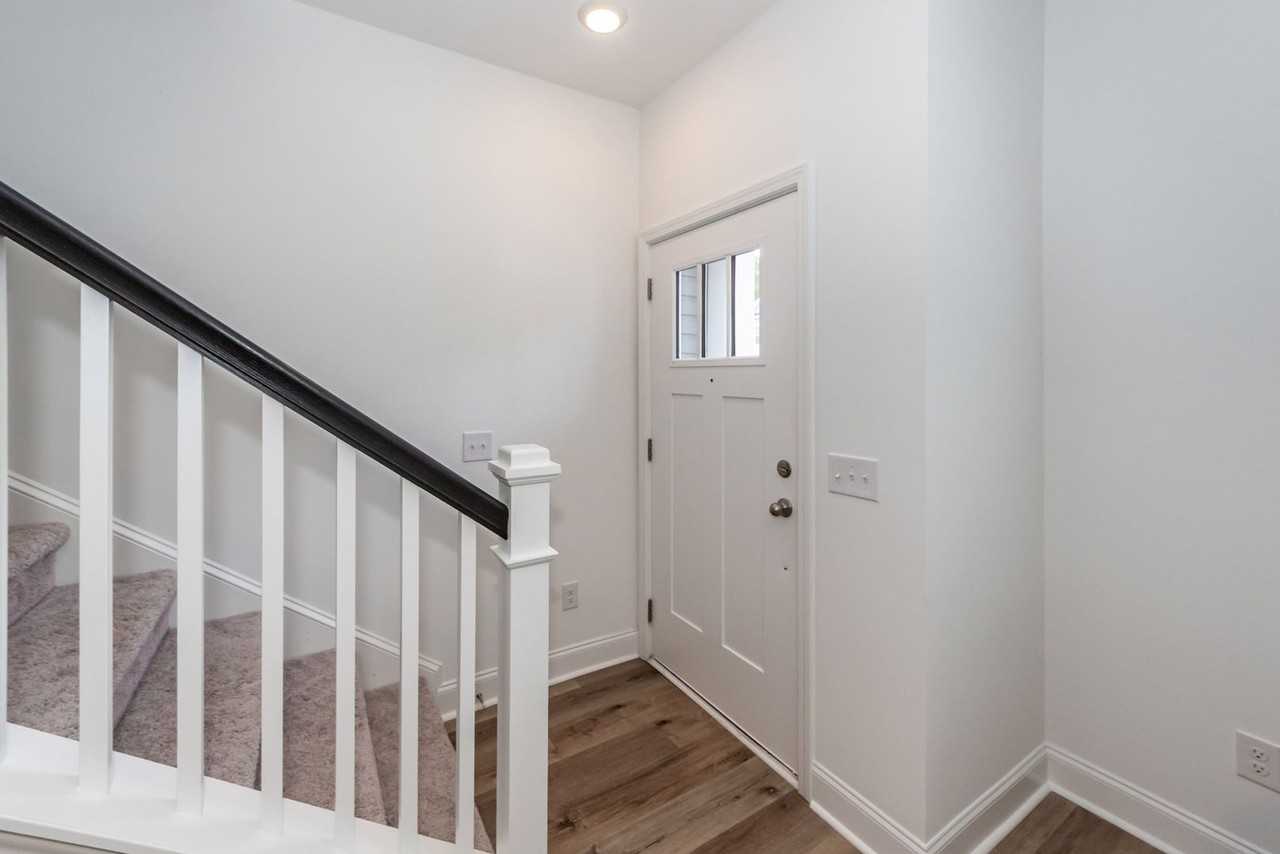 302 Twin Rivers Dr - Photo 3 of 36