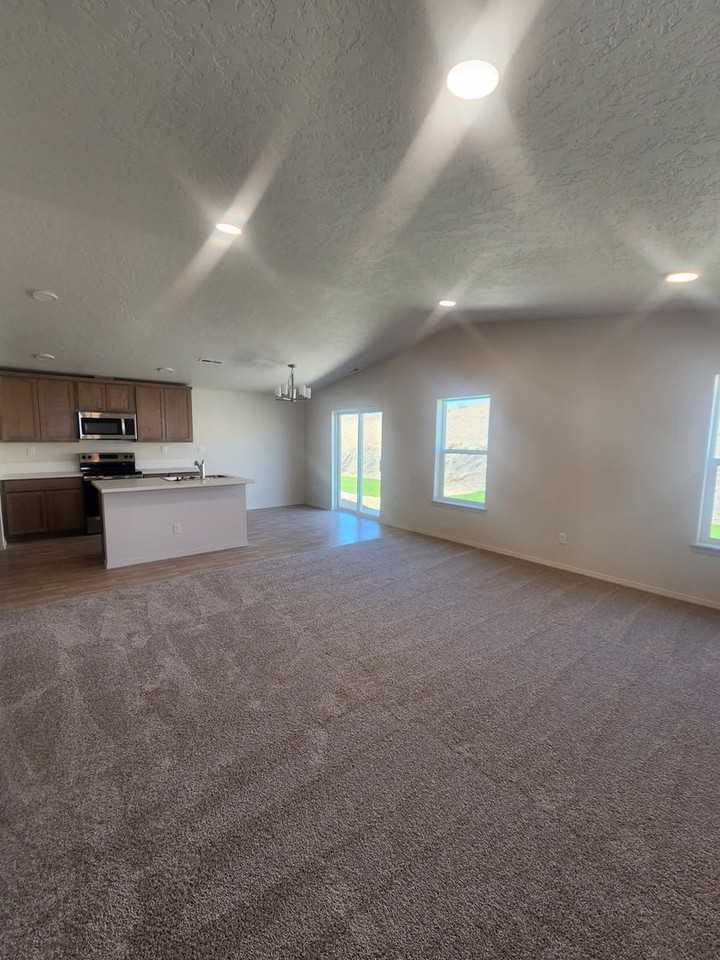 922 Se Starview Ave - Photo 3 of 10