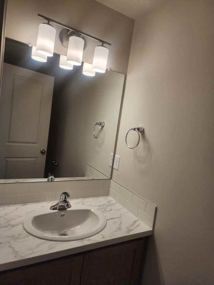 922 Se Starview Ave - Photo 4 of 10