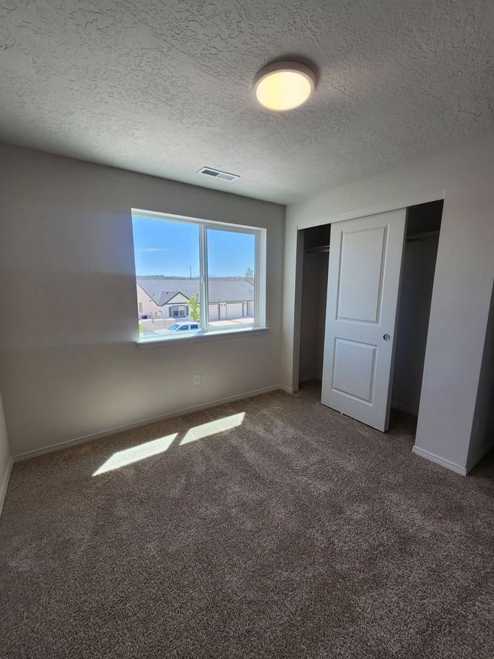 922 Se Starview Ave - Photo 6 of 10