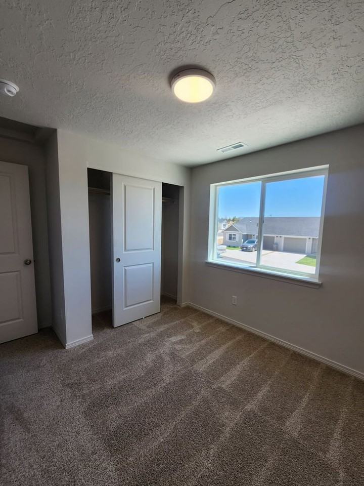 922 Se Starview Ave - Photo 7 of 10