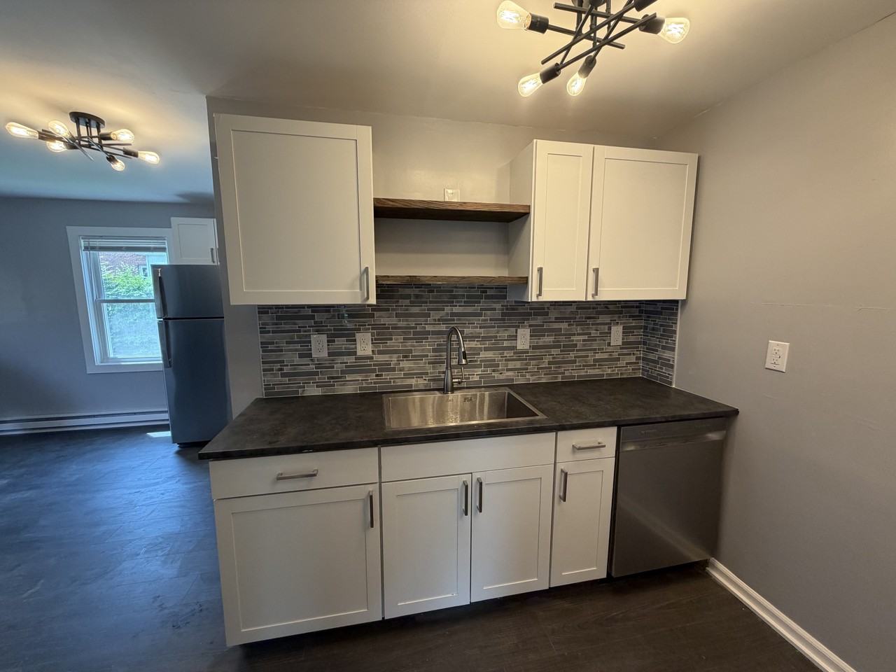 384 Norwich Ave - Photo 3 of 18