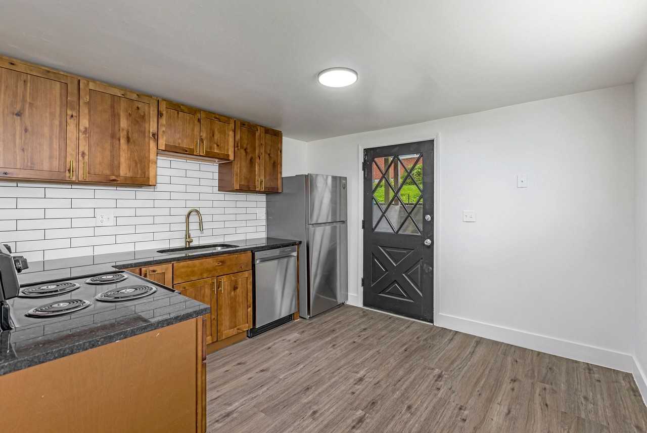 8 Bordeaux Dr #1 - Photo 5 of 18