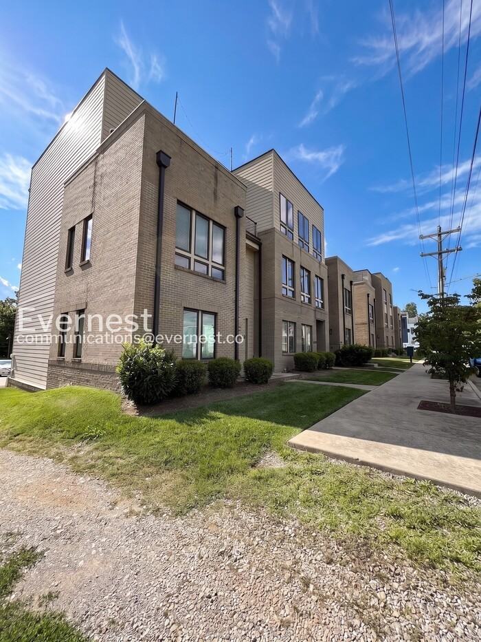 1302A Montgomery Ave - Photo 2 of 35