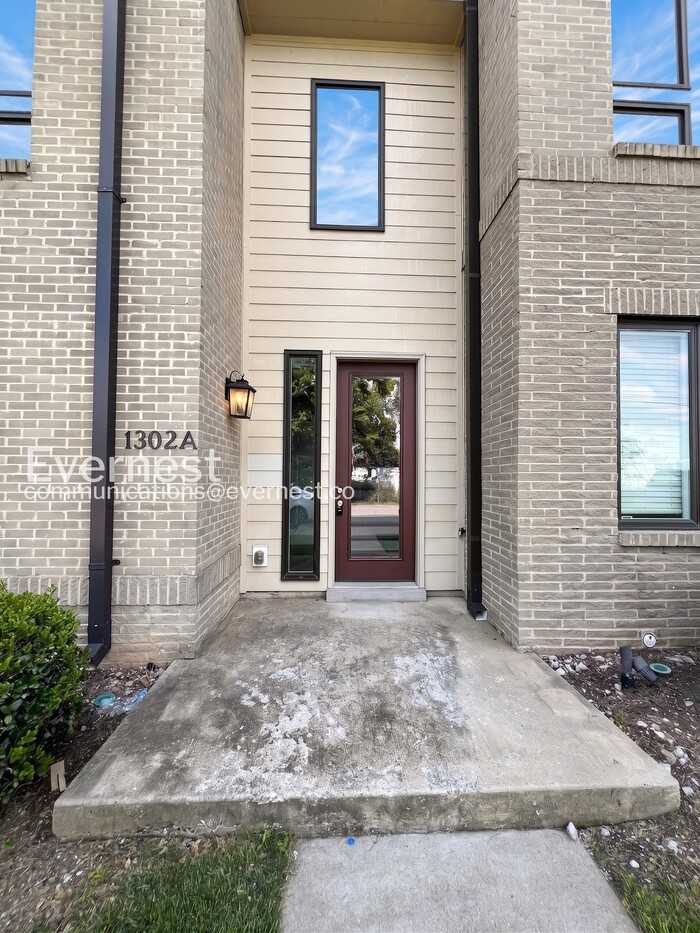 1302A Montgomery Ave - Photo 3 of 35