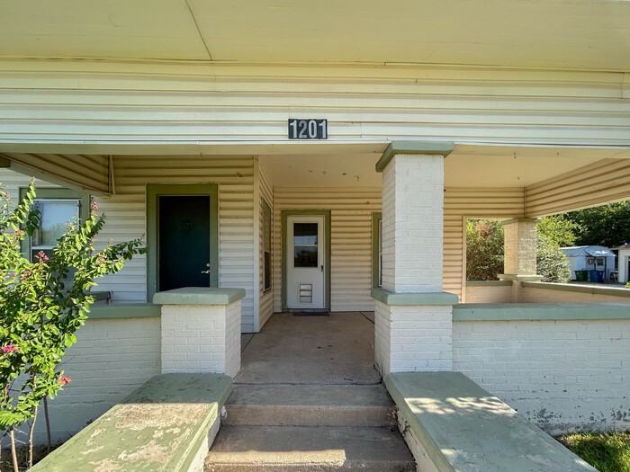 1201 Bolivar St - Photo 3 of 27