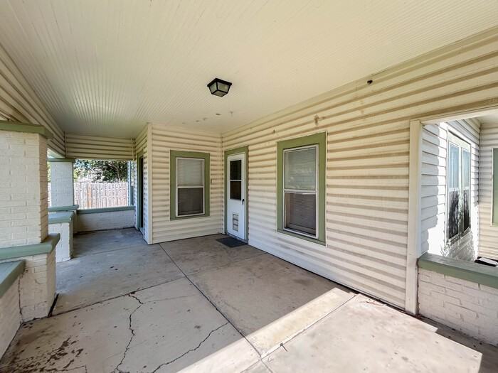 1201 Bolivar St - Photo 4 of 27