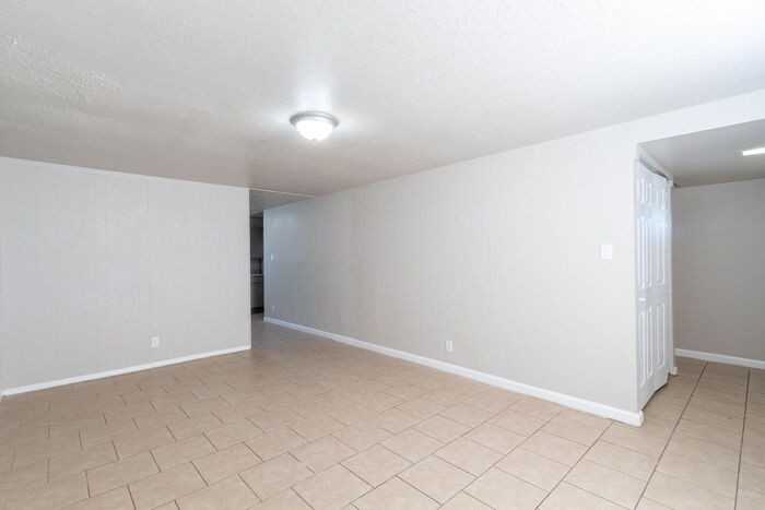 4114 W 33rd St - Photo 3 of 9