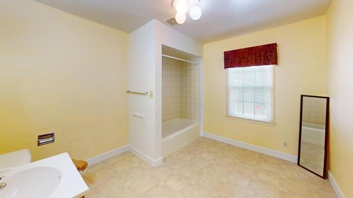 310 S 12th St - Photo 4 of 11