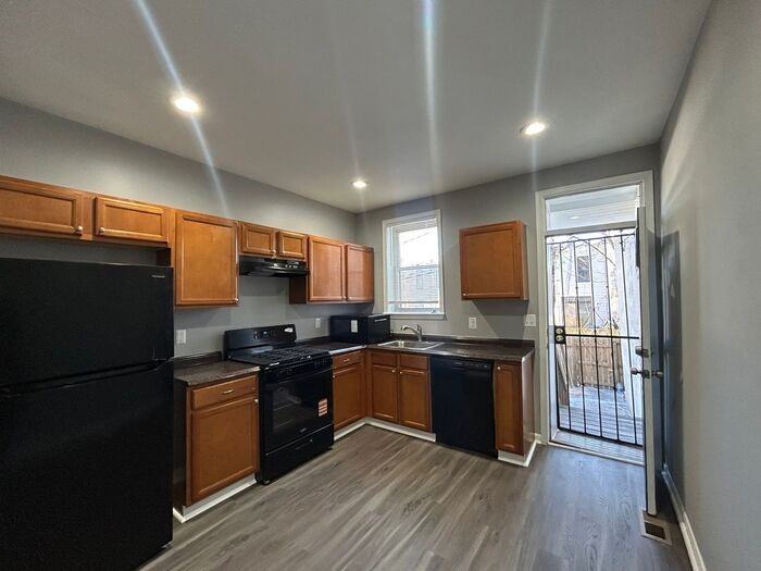 790 N Madeira St - Photo 2 of 10