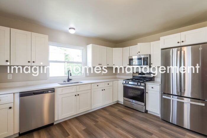 410 W 23rd St - Photo 7 of 18