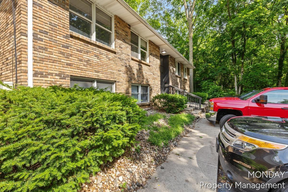 130 S Clarendon St - Photo 2 of 5