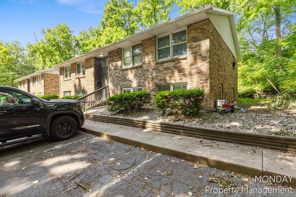 130 S Clarendon St - Photo 3 of 5