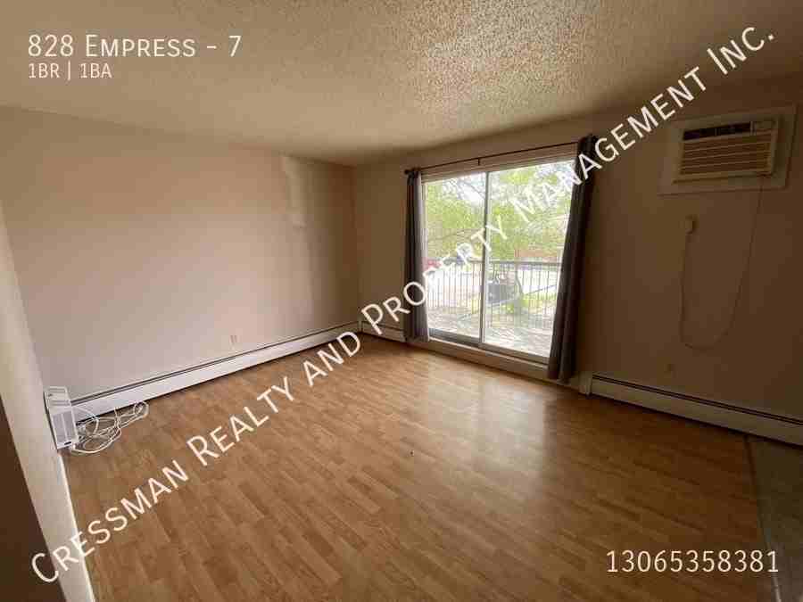828 Empress St - Photo 6 of 9