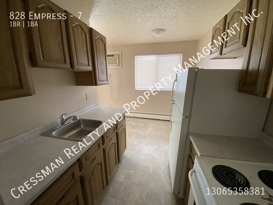 828 Empress St - Photo 7 of 9