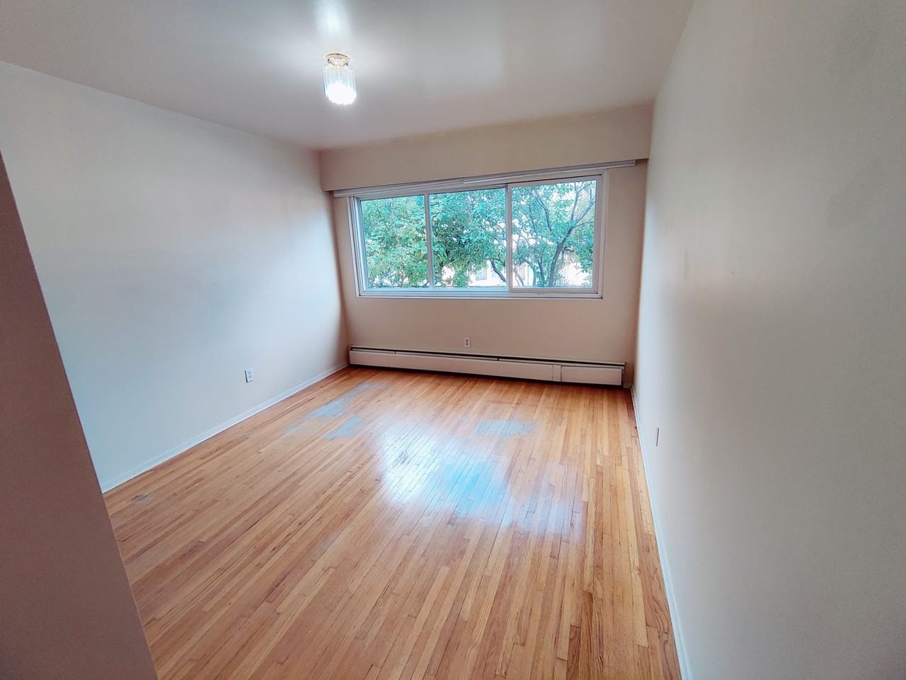 471 Winnipeg St - Photo 5 of 20
