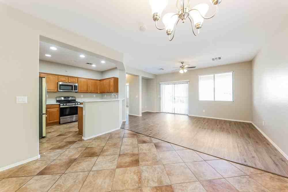 40810 N Hudson Ct - Photo 7 of 17
