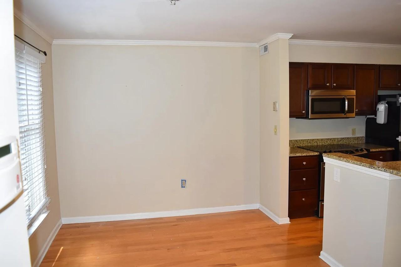 413 W 8th St #1 - Photo 4 of 11