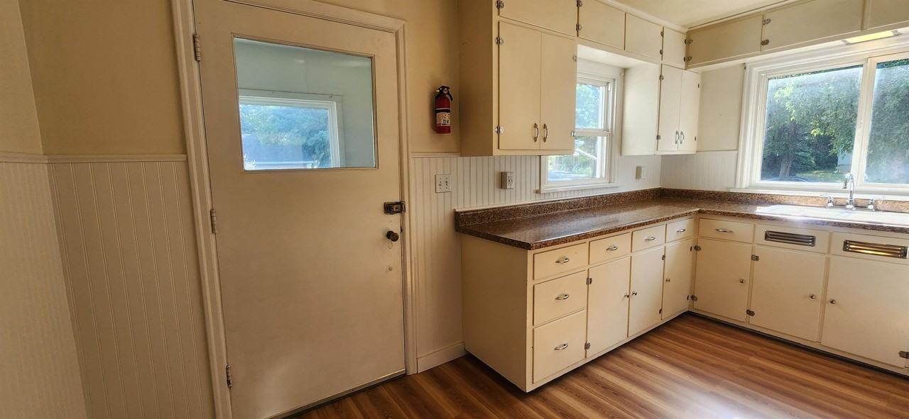 1212 S Willson Ave - Photo 3 of 15
