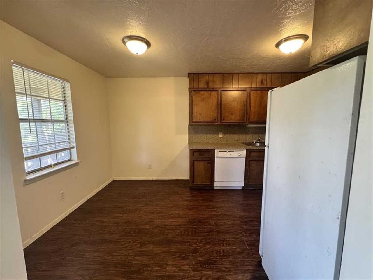 204 W Gooch St #8 - Photo 5 of 15