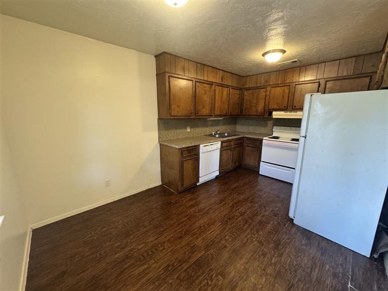 204 W Gooch St #8 - Photo 6 of 15