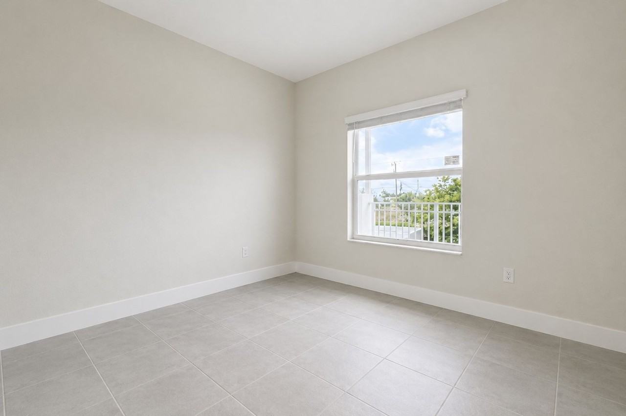 3221-3409 SW 8th Pl - Photo 6 of 33