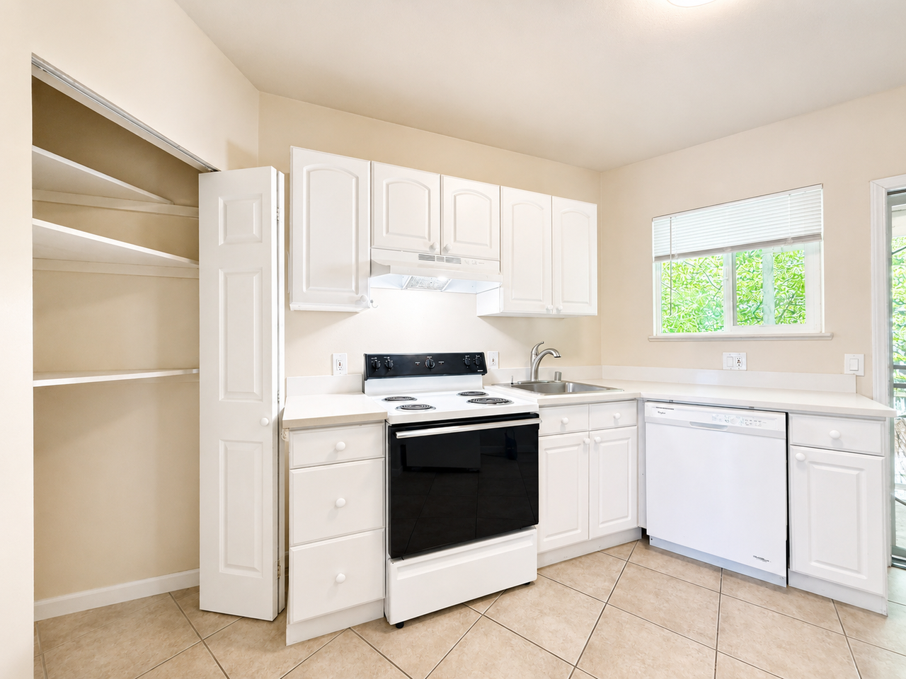 Davis Place Apartments - Photo 3 of 20