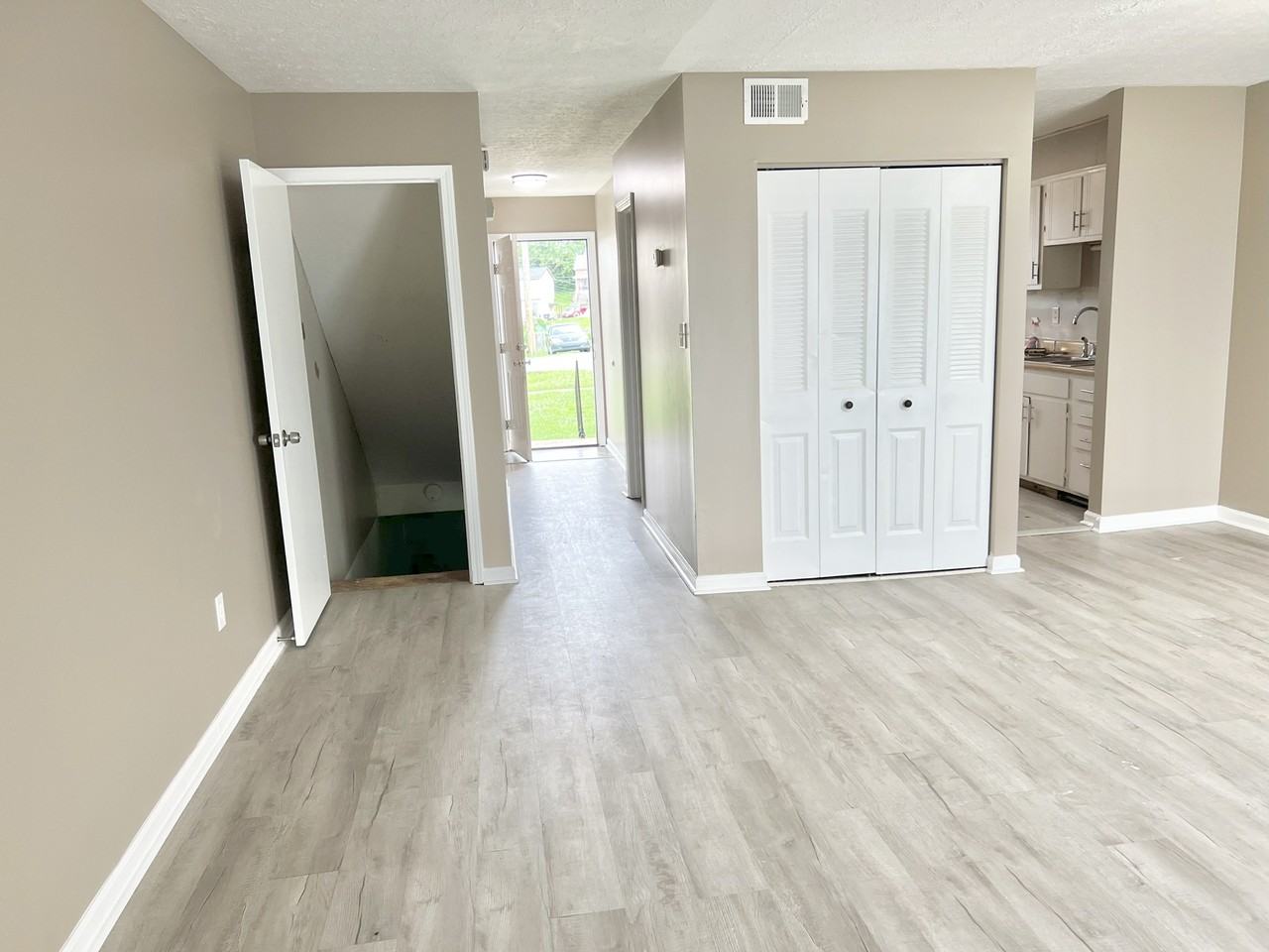 1420 Kingswood Way #1 - Photo 4 of 16