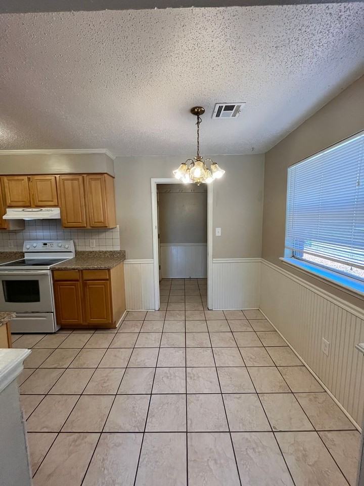 2124 Allenhurst St - Photo 2 of 25