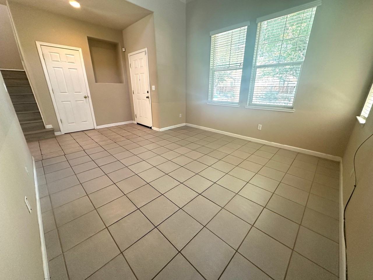 3237 Hudson Dr - Photo 3 of 27